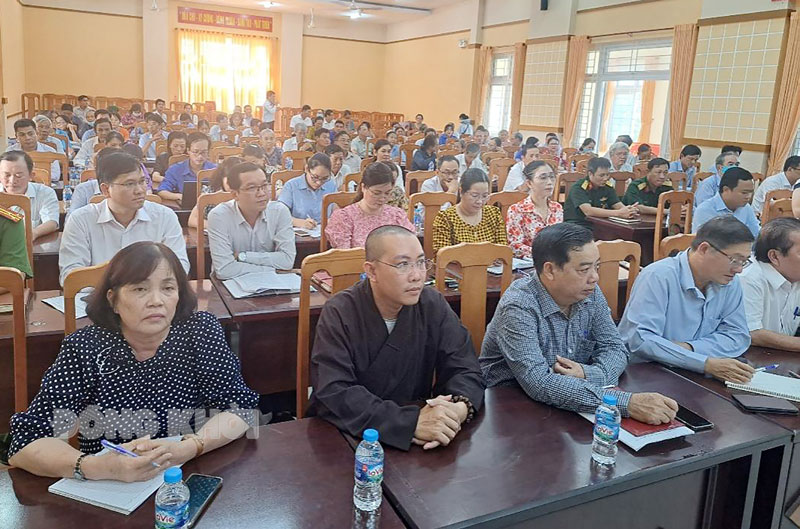 Kết quả giám sát việc giải quyết kiến nghị của cử tri trước và sau Kỳ họp thứ 5, HĐND tỉnh khóa X Cử tri phường Phú Khương, TP. Bến Tre tiếp xúc với các đại biểu HĐND tỉnh.