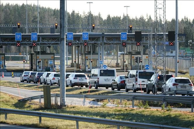 Các phương tiện xếp hàng tại cửa khẩu biên giới Nuijamaa giữa Phần Lan và Nga, tại Lappeenranta, Phần Lan, ngày 17-11-2023. Ảnh: AFP/TTXVN