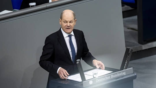 Thủ tướng Đức Olaf Scholz phát biểu trước các nhà lập pháp ở Berlin, Đức, hôm 13-12-2023. Ảnh: Global Look Press