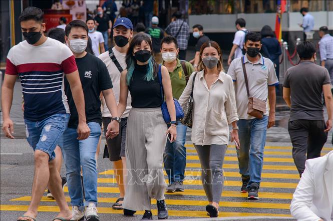 Malaysia ghi nhận 13.000 ca mắc COVID-19 Người dân đeo khẩu trang phòng dịch COVID-19 tại Kuala Lumpur, Malaysia, ngày 5-3-2022. Ảnh: THX/TTXVN