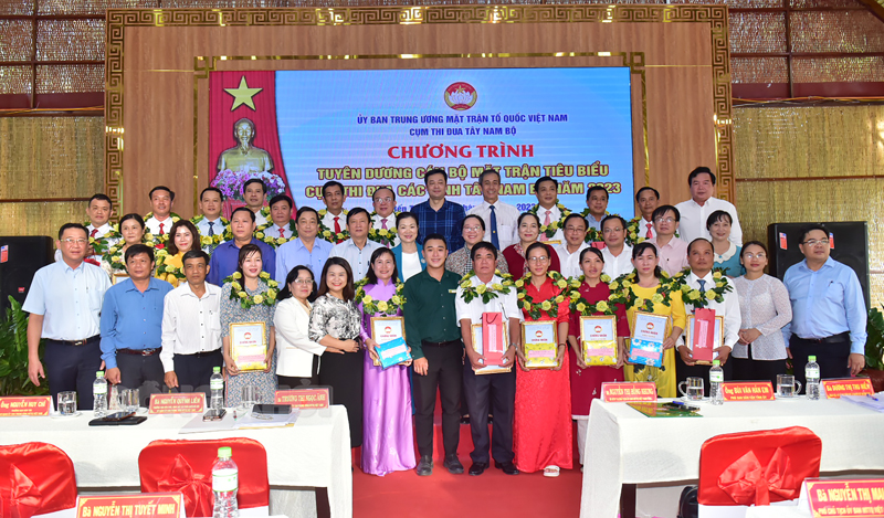 Tuyên dương cán bộ mặt trận tiêu biểu.