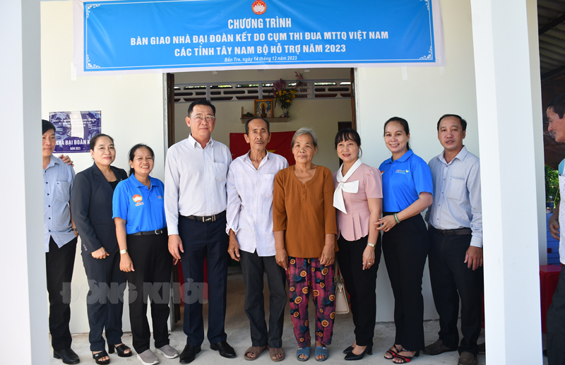 Trao quà cho hộ nghèo ở Phú Đức, huyện Châu Thành.