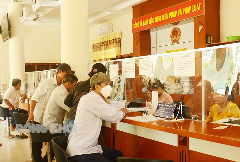 Mỏ Cày Bắc đẩy mạnh thực hiện chuyển đổi số Người dân đến bộ phận một cửa của huyện Mỏ Cày Bắc để giải quyết thủ tục hành chính. Ảnh: Hoàng Vũ