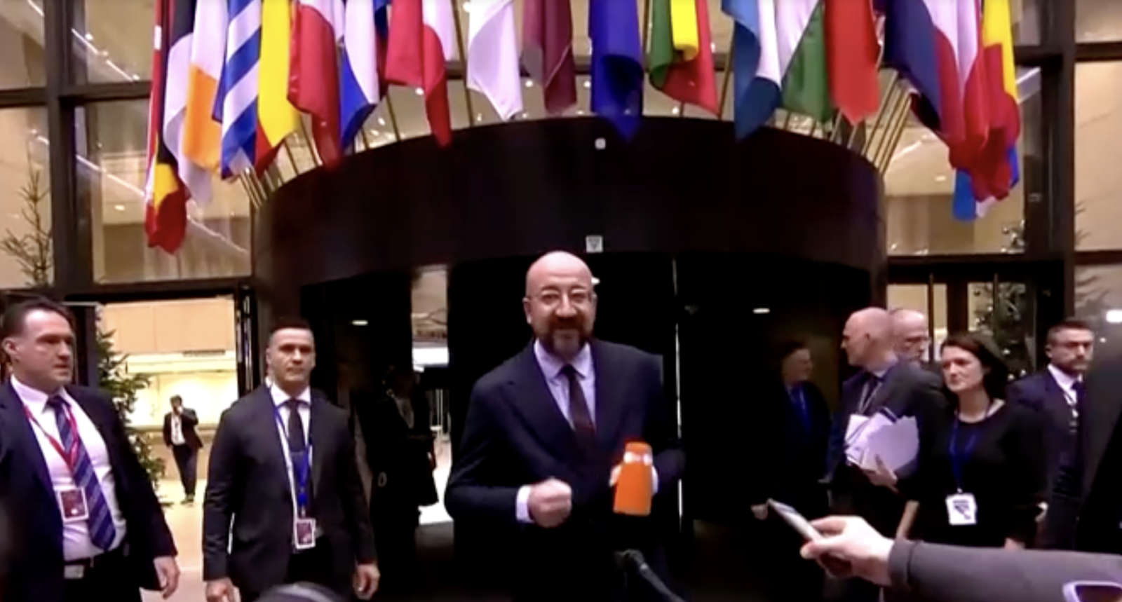Chủ tịch Hội đồng châu Âu Charles Michel tuyên bố với báo chí về quyết định quan trọng đối với Ukraine. Ảnh cắt từ clip của Reuters