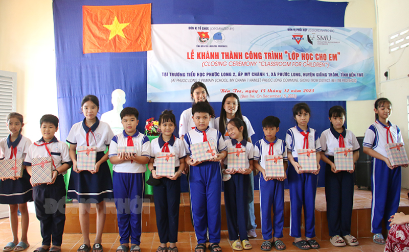 Trao tặng nhiều phần quà ý nghĩa cho học sinh trường Tiểu học Phước Long 2, khung ấp Mỹ Chánh 1, xã Phước Long, huyện Giồng Trôm, tỉnh Bến Tre.