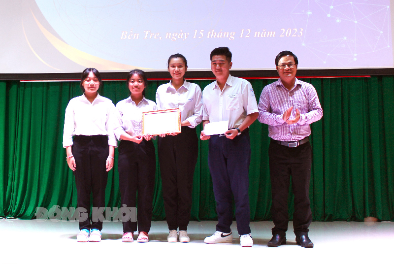 Tổng kết cuộc thi “Học sinh, sinh viên với ý tưởng khởi nghiệp” cấp tỉnh năm 2023 Phó giám đốc Sở GD&ĐT Võ Văn Bé Hai trao giải nhất dự án của Trường THPT Huỳnh Tấn Phát.