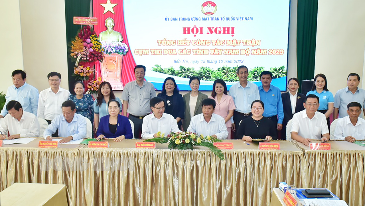 Tổng kết công tác Mặt trận Cụm thi đua các tỉnh Tây Nam Bộ năm 2023 Các đại biểu chứng kiến ký kết thi đua của Cụm Tây Nam Bộ.