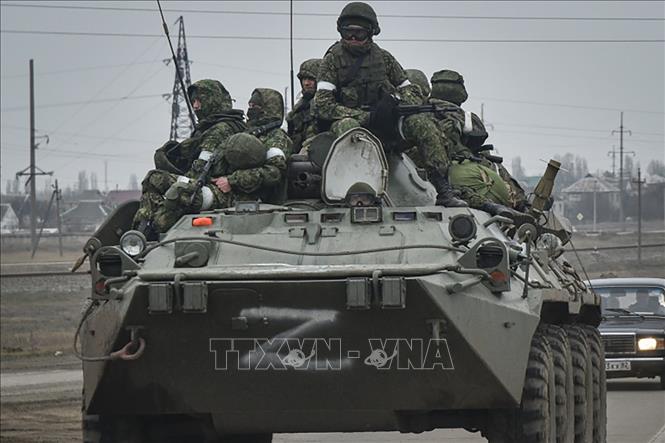 Binh sĩ Nga di chuyển hướng về Ukraine trên tuyến đường gần Armiansk, bán đảo Crimea. Ảnh tư liệu: EPA-EFE/TTXVN