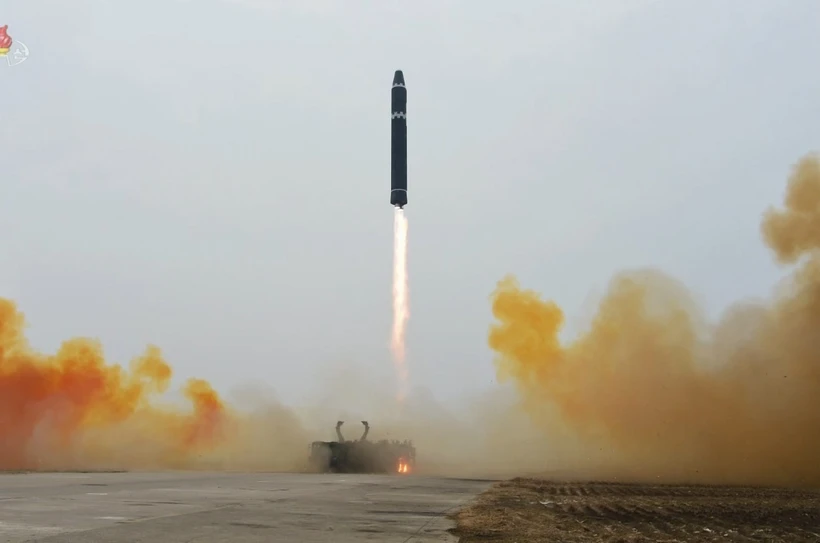 Một vụ phóng thử tên lửa đạn đạo liên lục địa Hwasong-15 của Triều Tiên ngày 18-2-2023. (Ảnh: YONHAP/TTXVN)