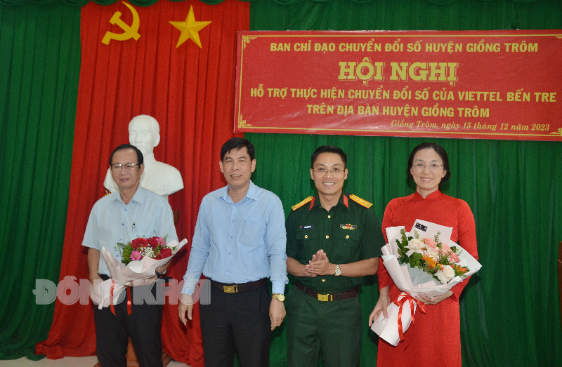 Hội nghị hỗ trợ thực hiện chuyển đổi số của Viettel Bến Tre trên địa bàn huyện Giồng Trôm Lãnh đạo huyện Giồng Trôm và lãnh đạo Viettel trao tặng hoa ghi nhận hợp tác giữa 2 đơn vị.