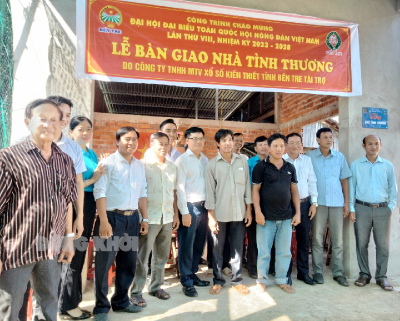 Trao nhà tình thương cho hội viên nông dân nghèo tại xã Vĩnh Thành, huyện Chợ Lách.