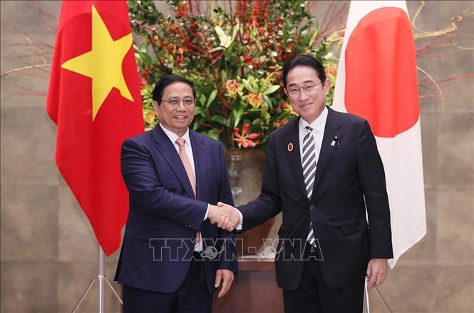 Thủ tướng Phạm Minh Chính với Thủ tướng Nhật Bản Kishida Fumio. Ảnh: Dương Giang/TTXVN