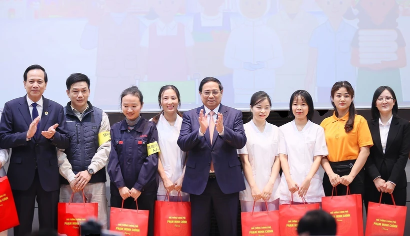 Thủ tướng Phạm Minh Chính tặng quà cho đại diện thực tập sinh và người lao động đang làm việc tại Nhật Bản. Ảnh: Dương Giang/TTXVN