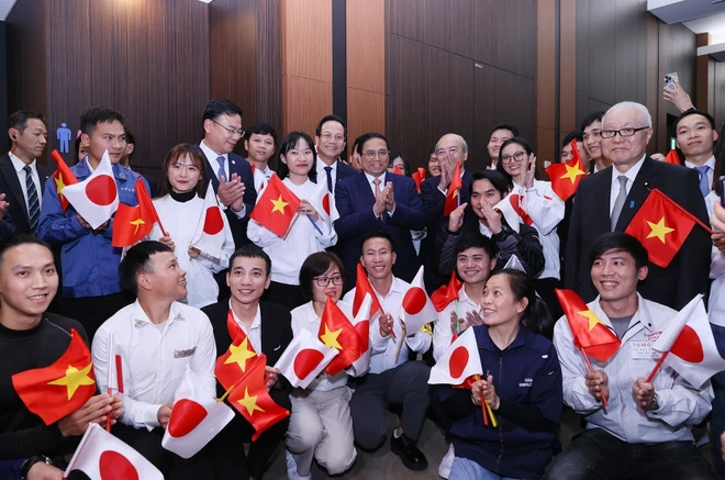 Thủ tướng Phạm Minh Chính với người lao động Việt Nam đang làm việc tại Nhật Bản. Ảnh: Dương Giang/TTXVN