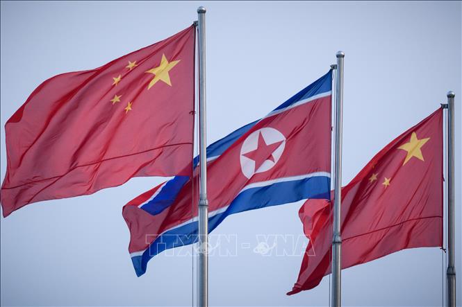 Quốc kỳ Triều Tiên (giữa) và Trung Quốc tại quảng trường Kim Nhật Thành ở Bình Nhưỡng ngày 19-6-2019. Ảnh: AFP/ TTXVN
