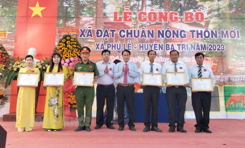Trao bằng khen của UBND tỉnh cho tập thể có thành tích xuất sắc trong xây dựng nông thôn mới xã Phú Lễ.