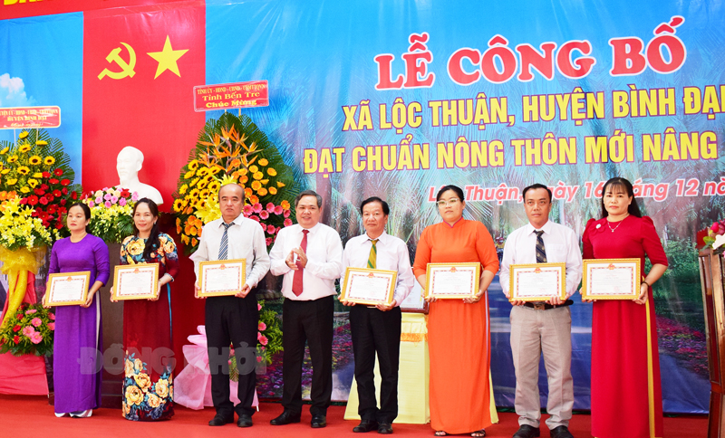 Trao giấy khen của huyện cho các tập thể, cá nhân có thành tích xuất sắc trong xây dựng xã nông thôn mới nâng cao Lộc Thuận.