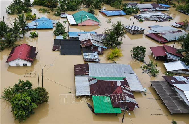 Mưa lớn gây ngập lụt tại bang Johor, Malaysia. Ảnh: AFP/TTXVN