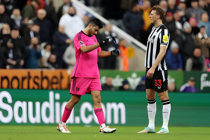 Raul Jimenez bị truất quyền thi đấu từ hiệp 1 khiến Fulham phải chịu trận trước Newcastle. Ảnh: Getty