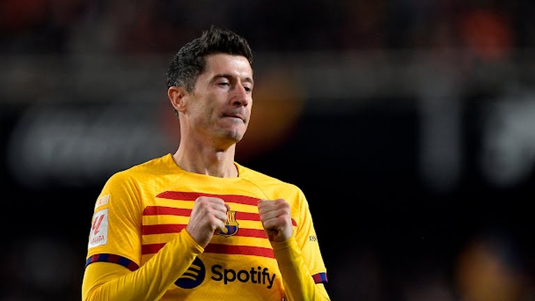 Robert Lewandowski bỏ lỡ nhiều cơ hội ăn bàn trận này. Ảnh: Reuters