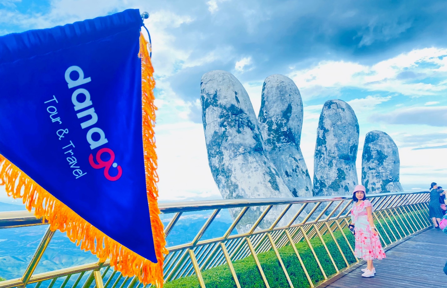 Cầu Vàng - biểu tượng của Bà Nà Hill. Ảnh: DANAGO