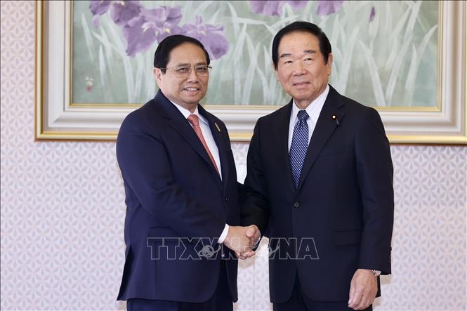 Thủ tướng Phạm Minh Chính và Chủ tịch Hạ viện Nhật Bản Nukaga Fukushiro. Ảnh: Dương Giang/TTXVN