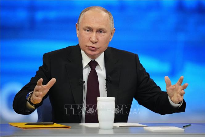 Tổng thống LB Nga Vladimir Putin ngày 14-12-2023 đã có cuộc giao lưu trực tuyến với người dân và họp báo cuối năm, trong đó tập trung về những vấn đề trong nước và quốc tế được dư luận quan tâm như sự phục hồi nền kinh tế đất nước, việc đối phó các lệnh trừng phạt của phương Tây, mối quan hệ quốc tế với Liên minh châu Âu (EU) và Mỹ. Ảnh: AFP/TTXVN