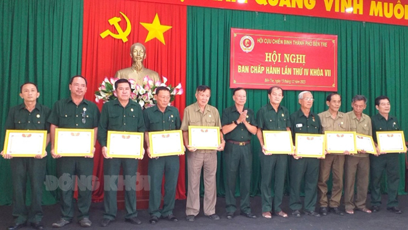 Chủ tịch Hội Cựu chiến binh TP. Bến Tre Huỳnh Văn Hùng trao giấy khen cho các tập thể, cá nhân có thành tích xuất sắc trong công tác hội.