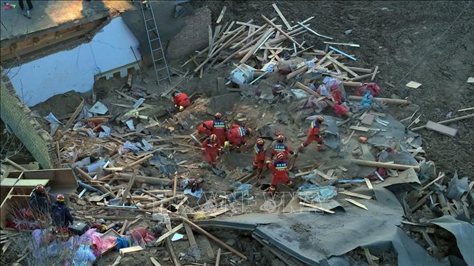 Lực lượng cứu hộ thực hiện công tác cứu nạn tại thành phố Hải Đông, tỉnh Thanh Hải (Trung Quốc) sau trận động đất ở tỉnh lân cận Cam Túc, ngày 19-12-2023. Ảnh: THX/TTXVN