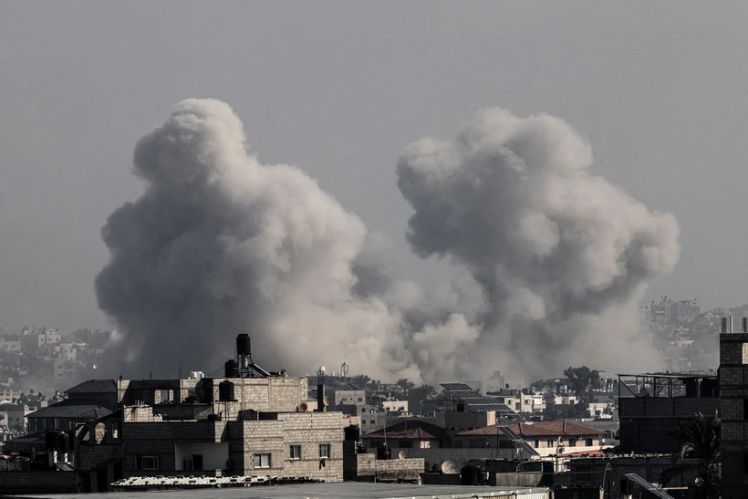 Khói bốc lên sau cuộc không kích của Israel xuống Dải Gaza ngày 17-12. (Ảnh: AFP/TTXVN)