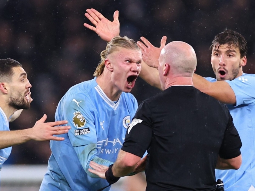 Haaland và các cầu thủ Man City phản ứng với Hooper. Nguồn: Internet