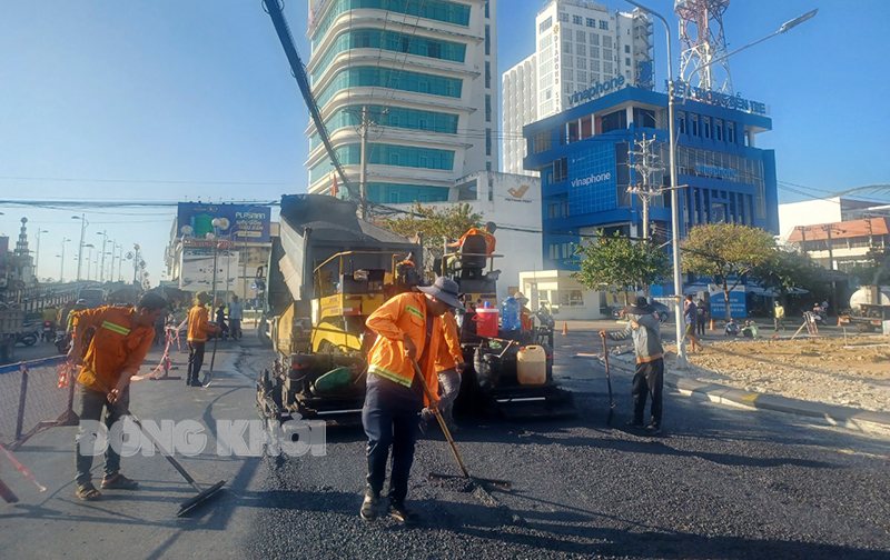 13,4 tỷ đồng nâng cấp 9 tuyến đường nội ô khu vực TP. Bến Tre Thảm nhựa mặt đường Cách Mạng Tháng 8, phường An Hội, TP. Bến Tre.