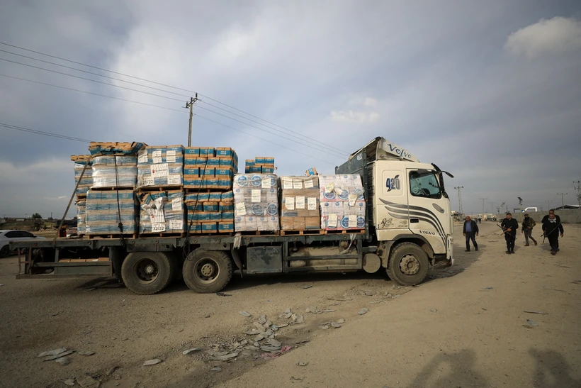 Hội đồng Bảo an Liên hợp quốc hoãn bỏ phiếu về thỏa thuận ngừng bắn ở Gaza Xe tải chở hàng viện trợ chuẩn bị qua cửa khẩu Kerem Shalom. (Ảnh: THX/TTXVN)