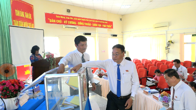 Đại biểu thực hiện lấy phiếu tín nhiệm đối với 18 đại biểu giữ chức vụ do HĐND huyện bầu.