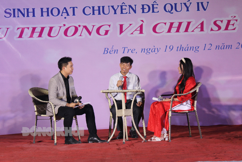 Câu lạc bộ “Người tốt việc tốt” sinh hoạt quý IV năm 2023 Giao lưu và trao hoa gương Thạc sĩ - giáo viên môn Vật lý Trường THPT Nguyễn Đình Chiểu Bùi Văn Tròn.