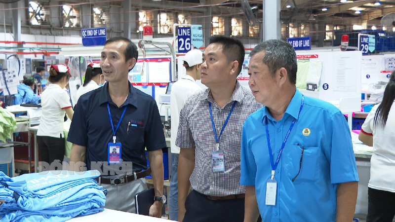 Kiểm tra chấm điểm phong trào “Xanh - sạch - đẹp, bảo đảm an toàn vệ sinh lao động” năm 2023 Thành viên đoàn kiểm tra liên ngành khảo sát nơi làm việc người lao động tại doanh nghiệp.