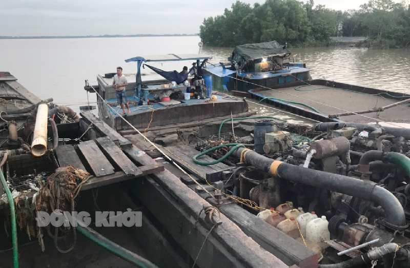 Phát hiện nhiều phương tiện khai thác, tàng trữ cát sông trái phép Phương tiện khai thác cát trái phép bị bắt quả tang.