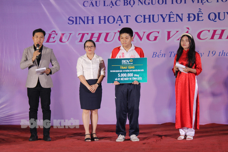 Câu lạc bộ “Người tốt việc tốt” sinh hoạt quý IV năm 2023 Mạnh thường quân, nhà hảo tâm trao hỗ trợ cho em Đỗ Quang Mẫn.