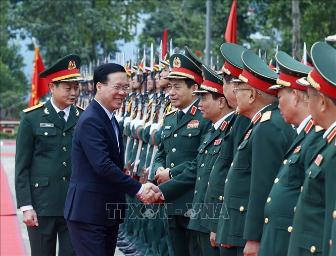 Chủ tịch nước kiểm tra công tác huấn luyện sẵn sàng chiến đấu tại Lữ đoàn K3, Tổng cục II, Bộ Quốc phòng Chủ tịch nước Võ Văn Thưởng với lãnh đạo Bộ Quốc phòng, lãnh đạo Tổng cục II và các sĩ quan chỉ huy Lữ đoàn K3. Ảnh: Thống Nhất/TTXVN