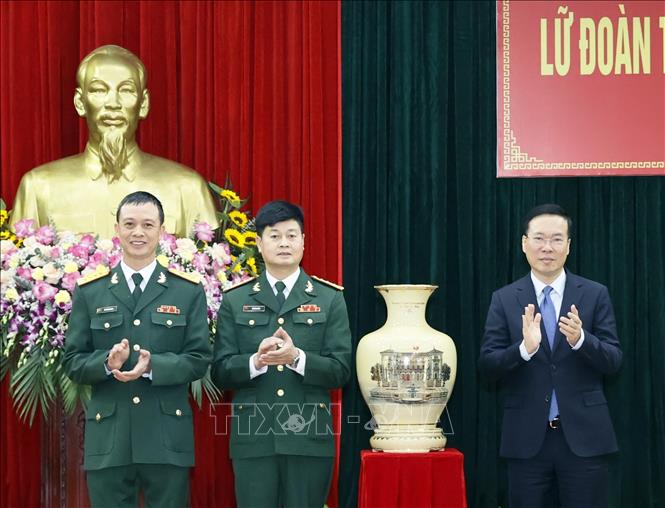 Chủ tịch nước kiểm tra công tác huấn luyện sẵn sàng chiến đấu tại Lữ đoàn K3, Tổng cục II, Bộ Quốc phòng Chủ tịch nước Võ Văn Thưởng tặng quà lưu niệm cho Lữ đoàn K3. Ảnh: Thống Nhất/TTXVN