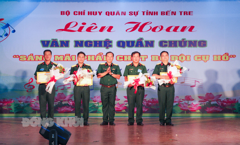 Liên hoan văn nghệ quần chúng lực lượng vũ trang tỉnh năm 2023 thành công tốt đẹp Thượng tá Lê Công Hạnh, Phó chính uỷ Bộ Chỉ huy Quân sự tỉnh - Trưởng ban tổ chức liên hoan trao giải cho các đội đạt thành tích cao.