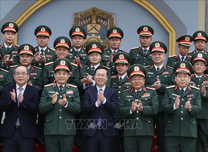 Chủ tịch nước kiểm tra công tác huấn luyện sẵn sàng chiến đấu tại Lữ đoàn K3, Tổng cục II, Bộ Quốc phòng Chủ tịch nước Võ Văn Thưởng với lãnh đạo Bộ Quốc phòng, lãnh đạo Tổng cục II và các sĩ quan chỉ huy Lữ đoàn K3. Ảnh: Thống Nhất/TTXVN