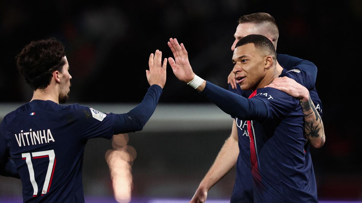 Mbappe lập cú đúp, PSG vững ngôi đầu