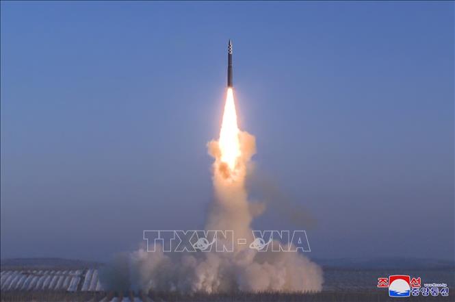 Vụ phóng tên lửa đạn đạo liên lục địa (ICBM) Hwasong-18 của Triều Tiên, ngày 18-12-2023. Ảnh: KCNA/TTXVN