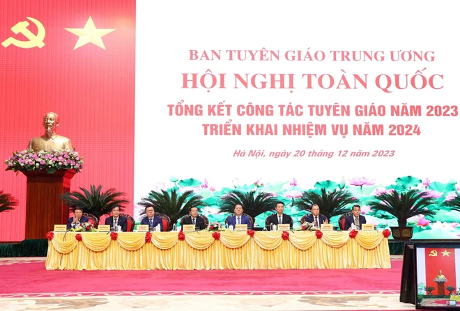 Trưởng ban Tuyên giáo Trung ương Nguyễn Trọng Nghĩa và các đại biểu chủ trì hội nghị. Ảnh: Phạm Kiên/TTXVN