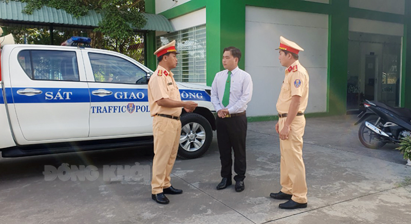 Các doanh nghiệp vận tải ký cam kết an toàn giao thông trước Tết Nguyên đán Đại diện Phòng Cảnh sát giao thông Công an tỉnh tuyên truyền phổ biến về an toàn giao thông tại Công ty TNHH Taxi Mai Linh Bến Tre.