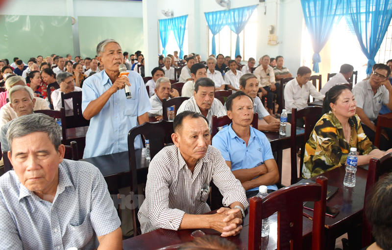 Cử tri đóng góp ý kiến.