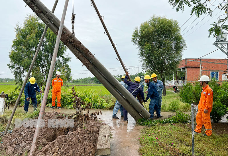 Đồng thuận giải phóng mặt bằng trong phát triển hạ tầng điện Đầu tư phát triển lưới điện phục vụ nuôi tôm ở xã Mỹ An, huyện Thạnh Phú.
