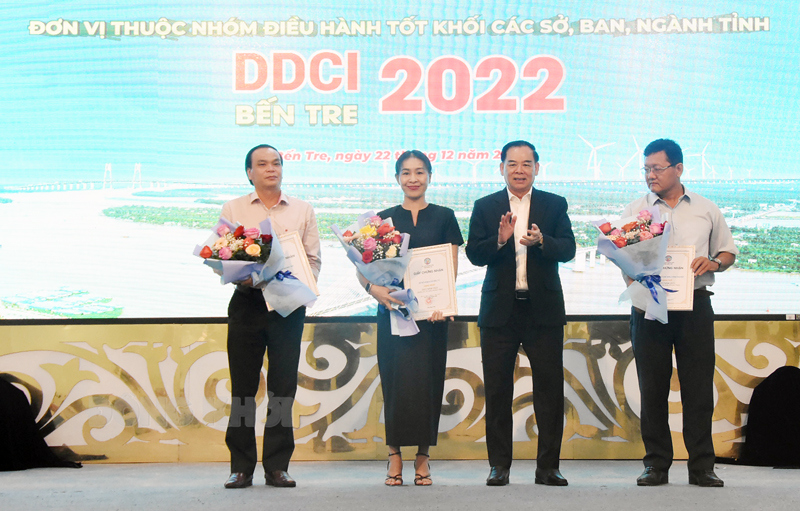 Trao giấy chứng nhập xếp hạng DDCI 2022 khối sở, ban, ngành cho các sở, ban ngành xếp hạng cao nhất.