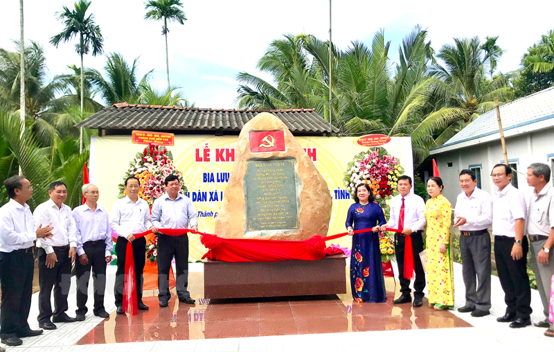 Phó chủ tịch Thường trực UBND tỉnh - Trưởng đoàn đại biểu Quốc hội tỉnh Nguyễn Trúc Sơn cùng đại biểu thực hiện nghi thức cắt băng khánh thành Bia lưu niệm.